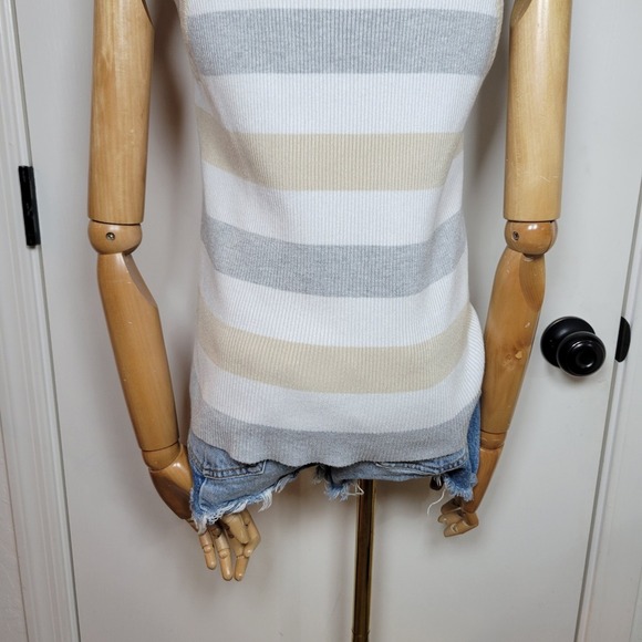 Halston V-Neck Tank Top Sleeveless Blouse Size Medium - Picture 10 of 11